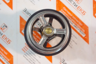 4973373 Термостат (температура открытия 82°C) Thermostat Cummins QSX15, QSM11, ISM Взаимозаменяемые номера: 4336659, 3335550, 4318197, 2882757, 4318947, 3335549