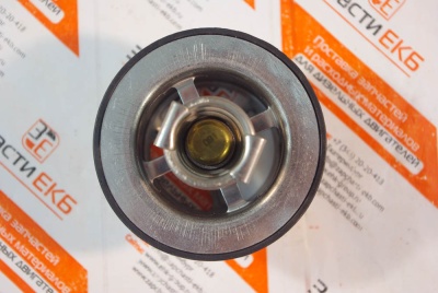 4973373 Термостат (температура открытия 82°C) Thermostat Cummins QSX15, QSM11, ISM Взаимозаменяемые номера: 4336659, 3335550, 4318197, 2882757, 4318947, 3335549